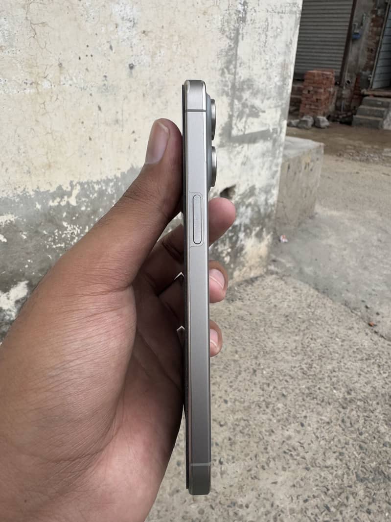 Apple iPhone 15 Pro Max 6
