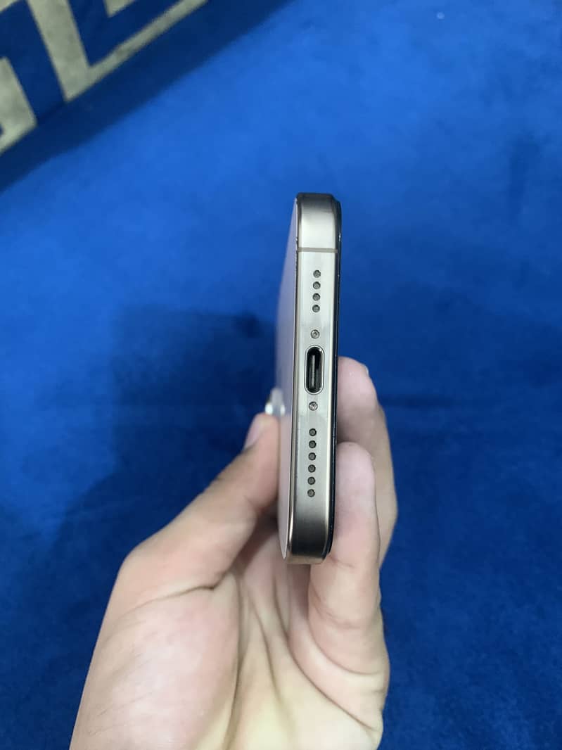 Apple iPhone 16 Pro Max 2