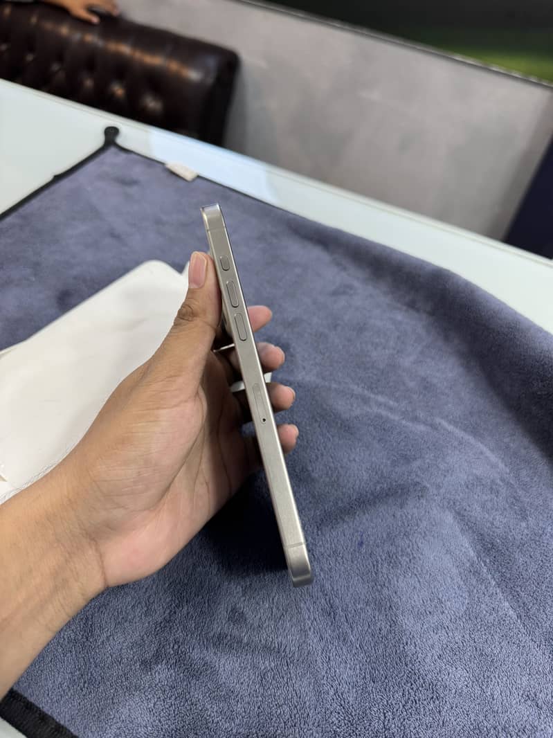 Apple iPhone 15 Pro Max 2