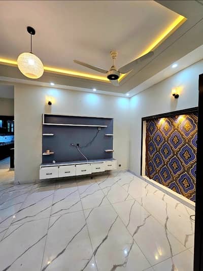 10 Marla Tile Flooring Separate Gate Corner Upper Portion All Facilities Available Available In G-14/4