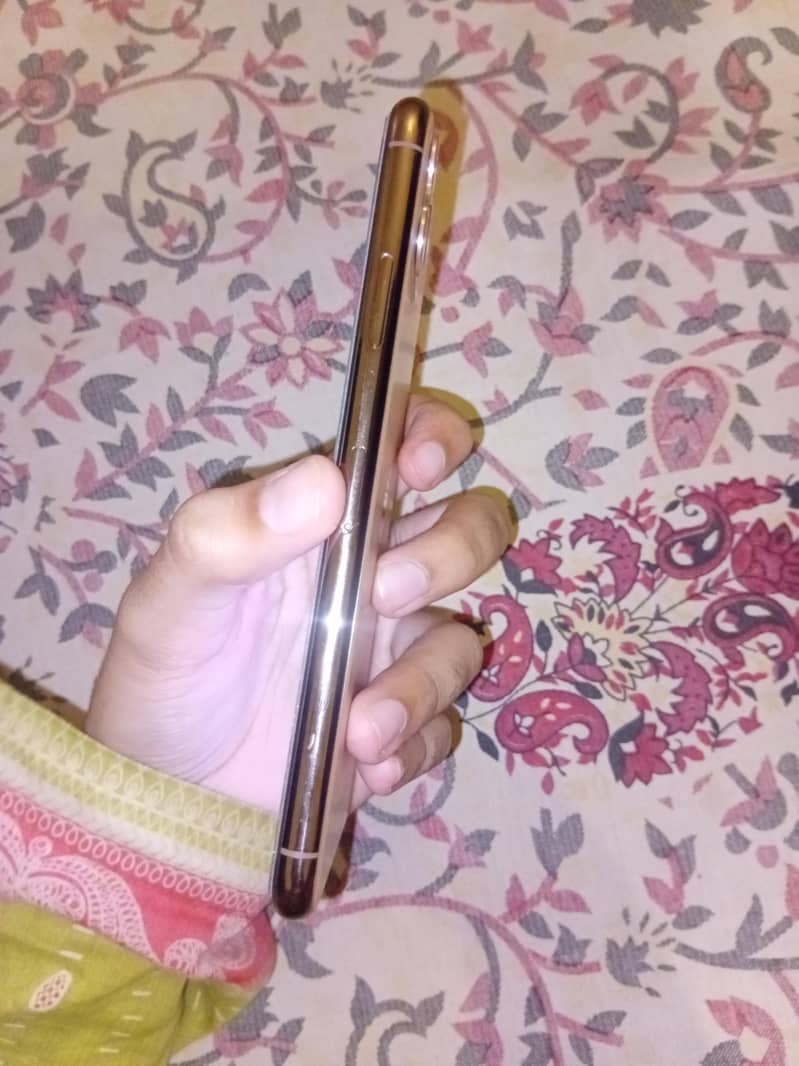 Apple iPhone 11 Pro Max 4