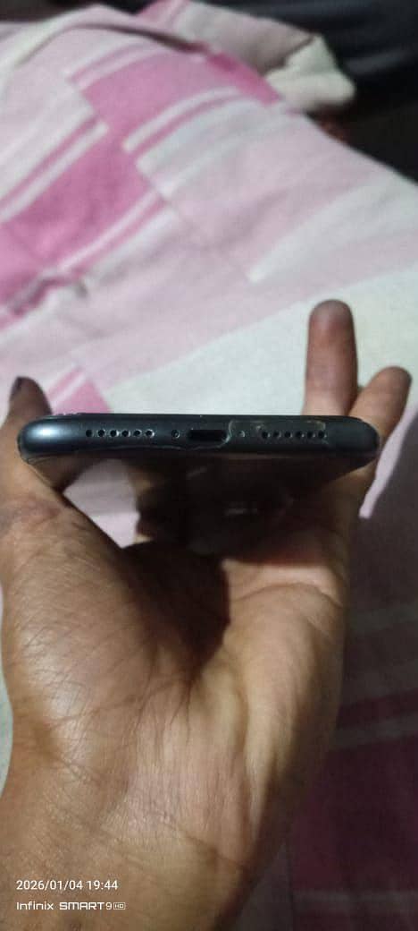 Apple iPhone 11 4