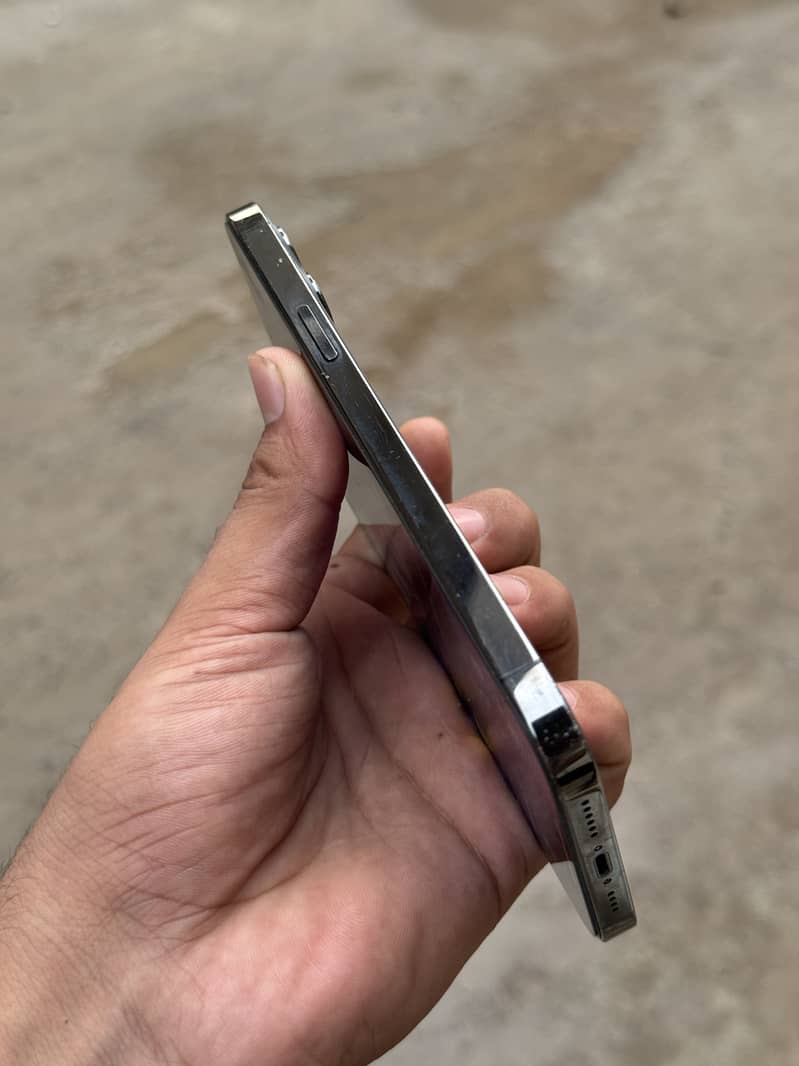 iPhone 12 Pro Max 4