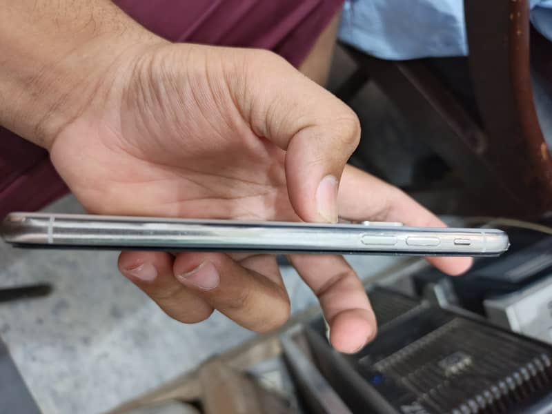 Apple iPhone X 4