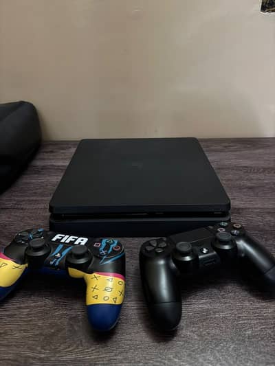 PS4 Slim 500GB (512GB) – 8.5/10 Condition | 2 Controllers