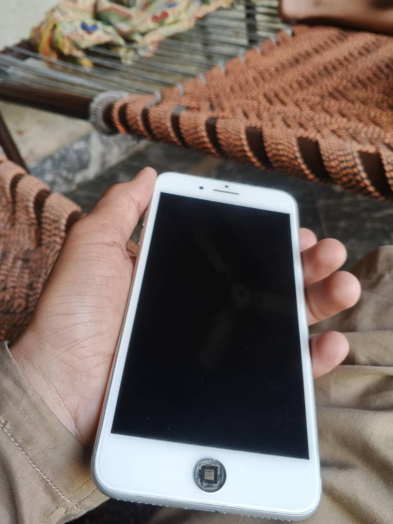 Apple iPhone 8 Plus 3
