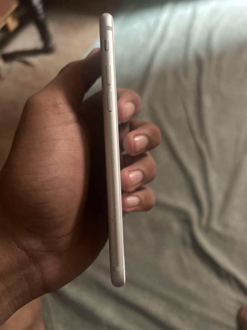 Apple iPhone 7 3