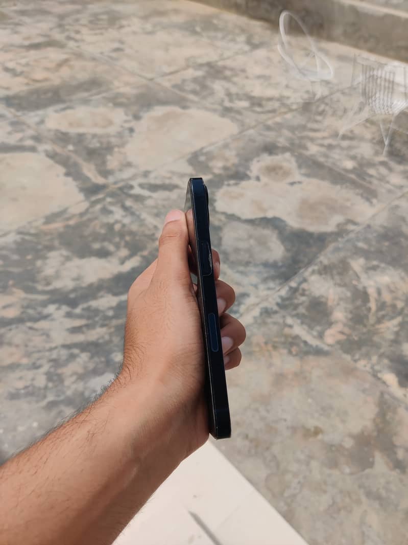 Apple iPhone 13 5