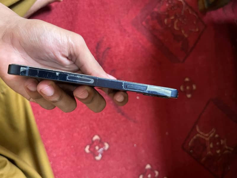 Apple iPhone 12 4