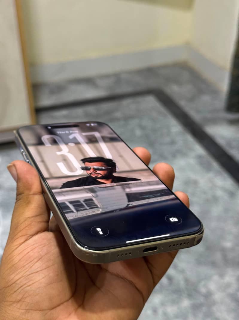 Apple iPhone 16 Pro Max 1