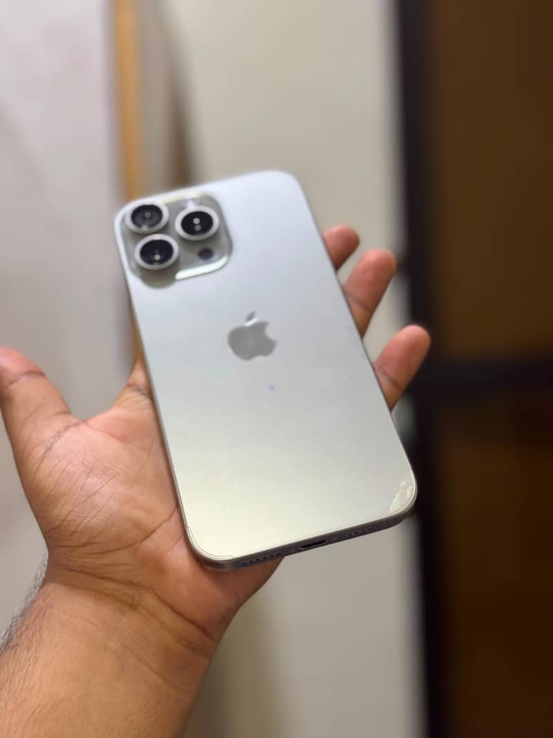 Apple iPhone 16 Pro Max 2