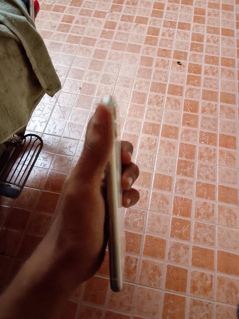 Apple iPhone 11 4