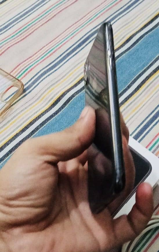 Apple iPhone XS 4