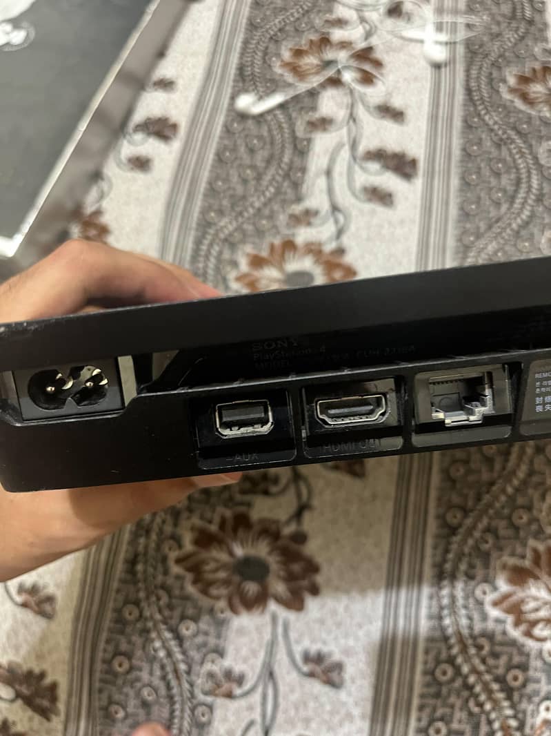 PS4 Slim 2