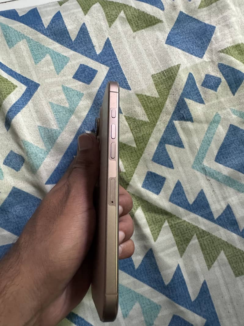 Apple iPhone 16 Pro Max 4