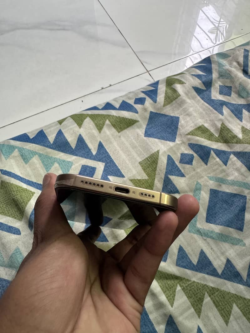 Apple iPhone 16 Pro Max 5