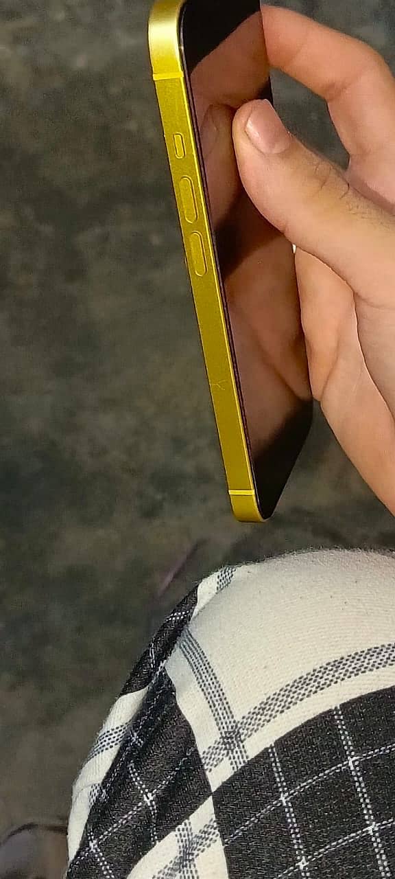 Apple iPhone 14 11