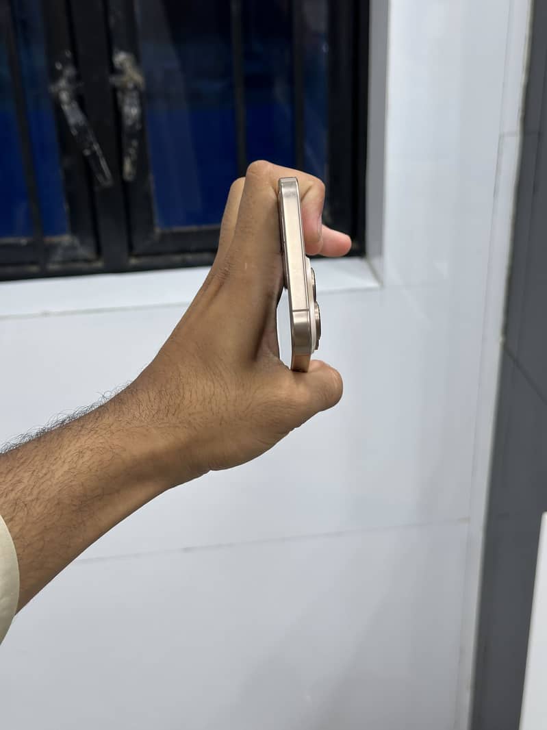 iPhone 16 Pro Max 2