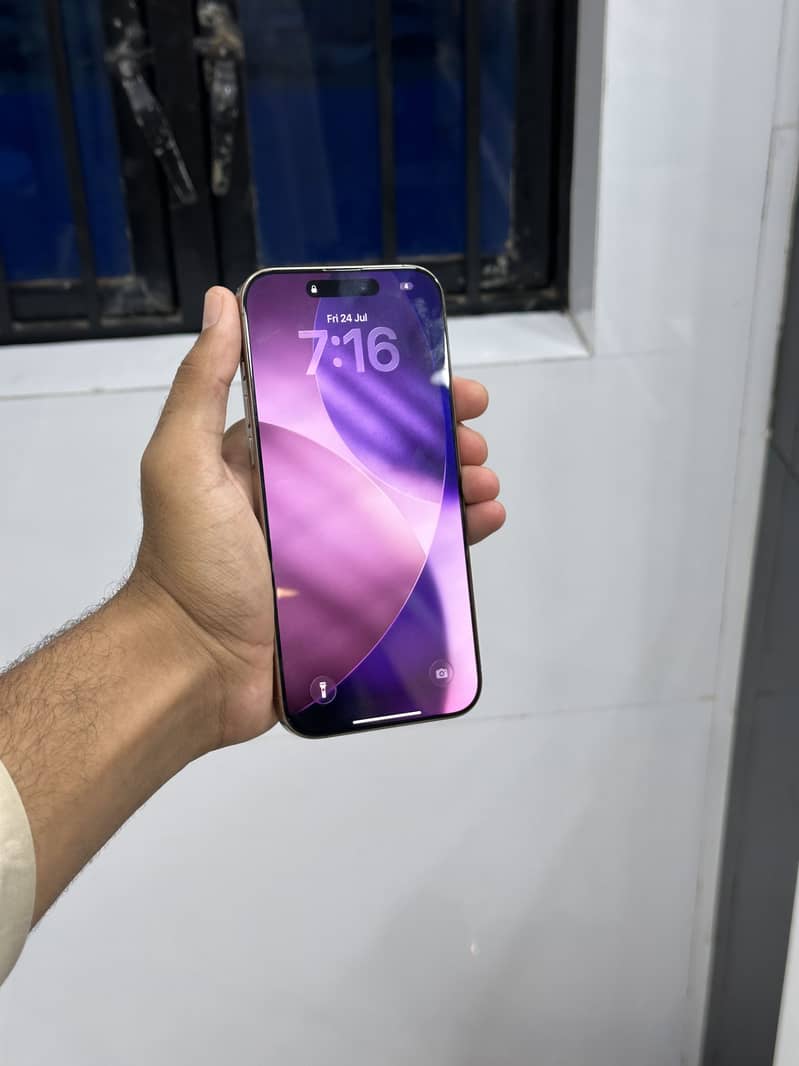 iPhone 16 Pro Max 4