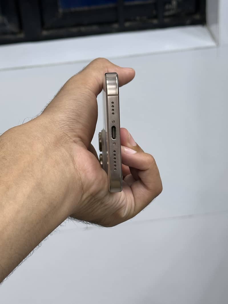iPhone 16 Pro Max 5