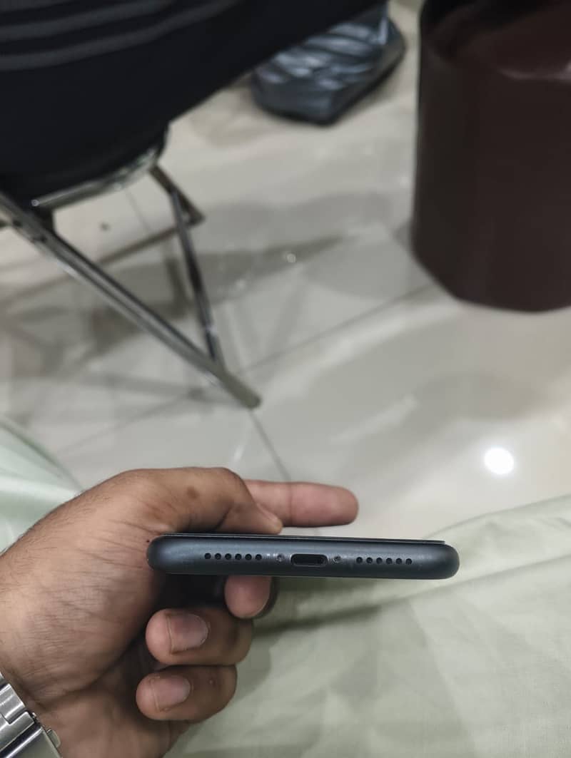 Apple iPhone 11 3