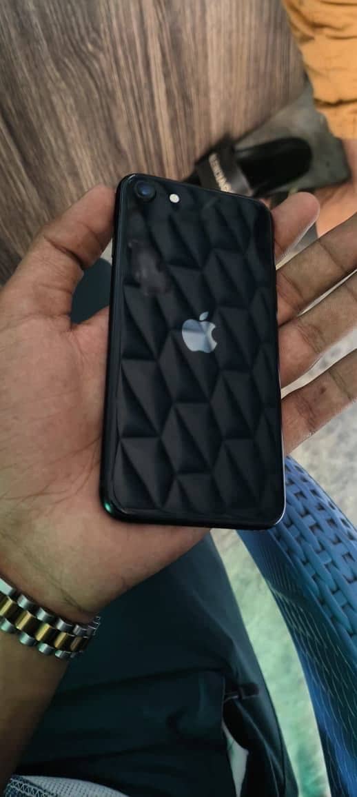 Apple iPhone SE 3rd generation 1