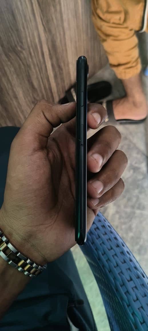Apple iPhone SE 3rd generation 6