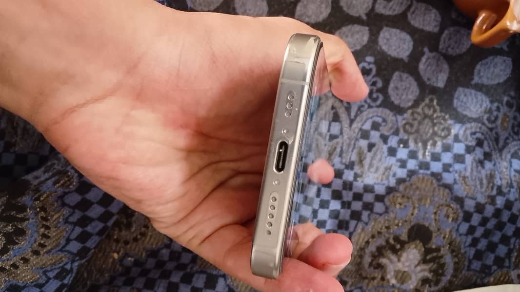 Apple iPhone 16 Pro 4