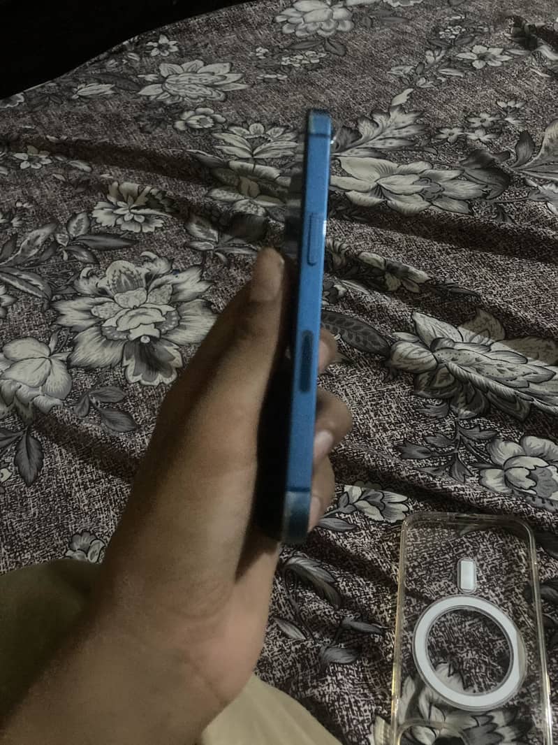 Apple iPhone 13 4