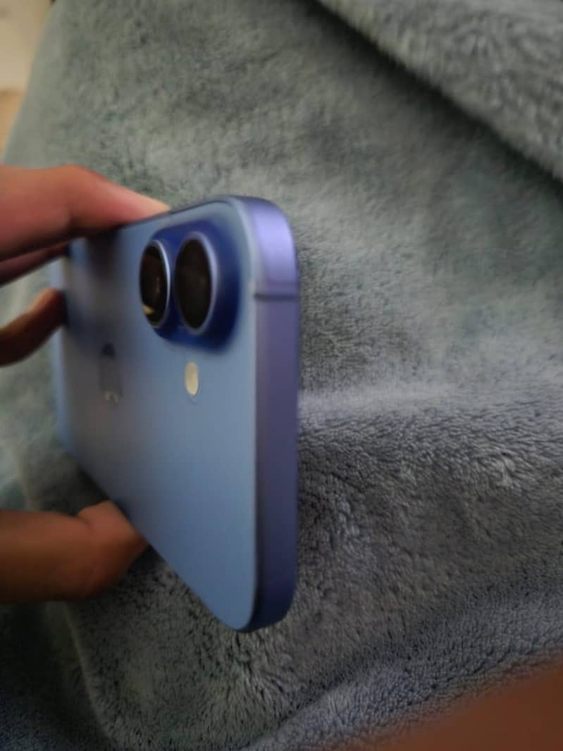 Apple iPhone 16 5