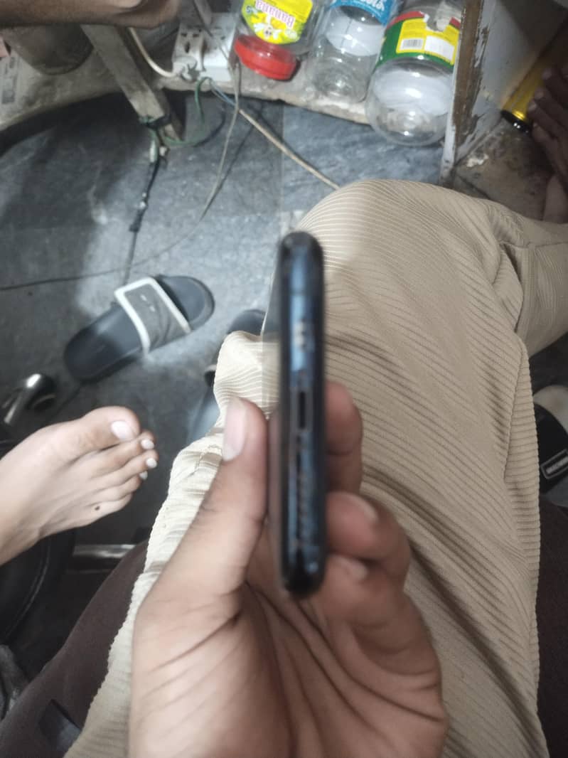 Apple iPhone 11 4
