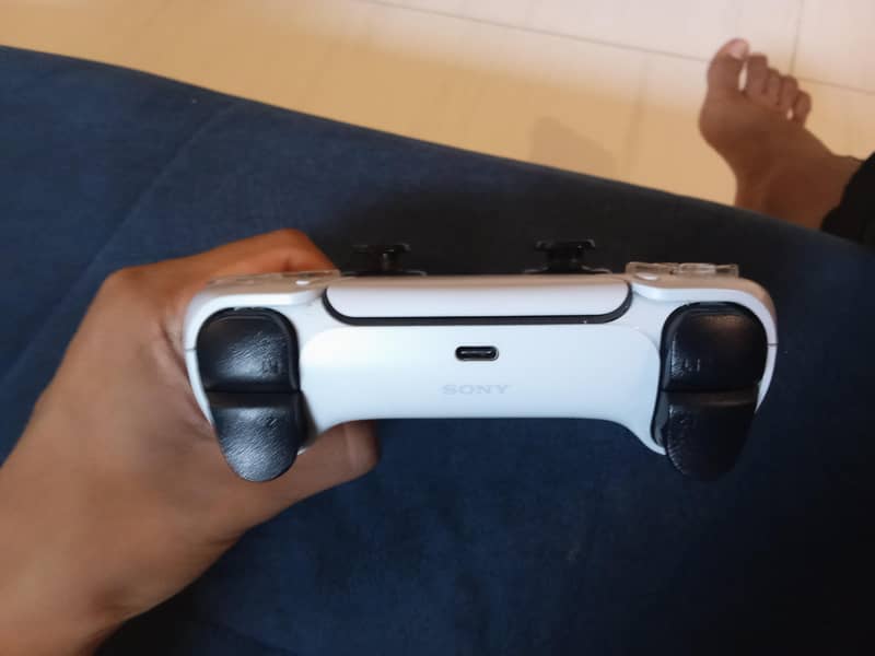 ps5 controller (white) 1
