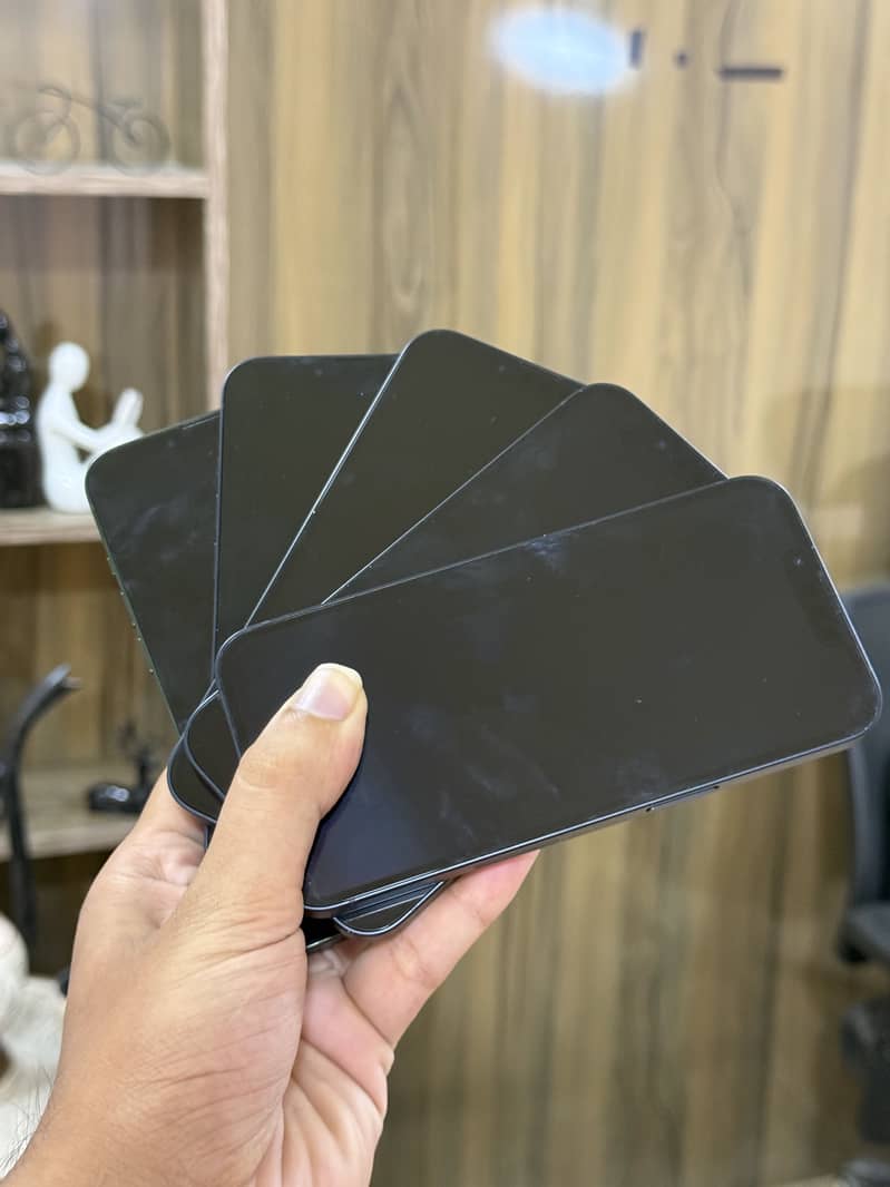 Apple iPhone 13 2