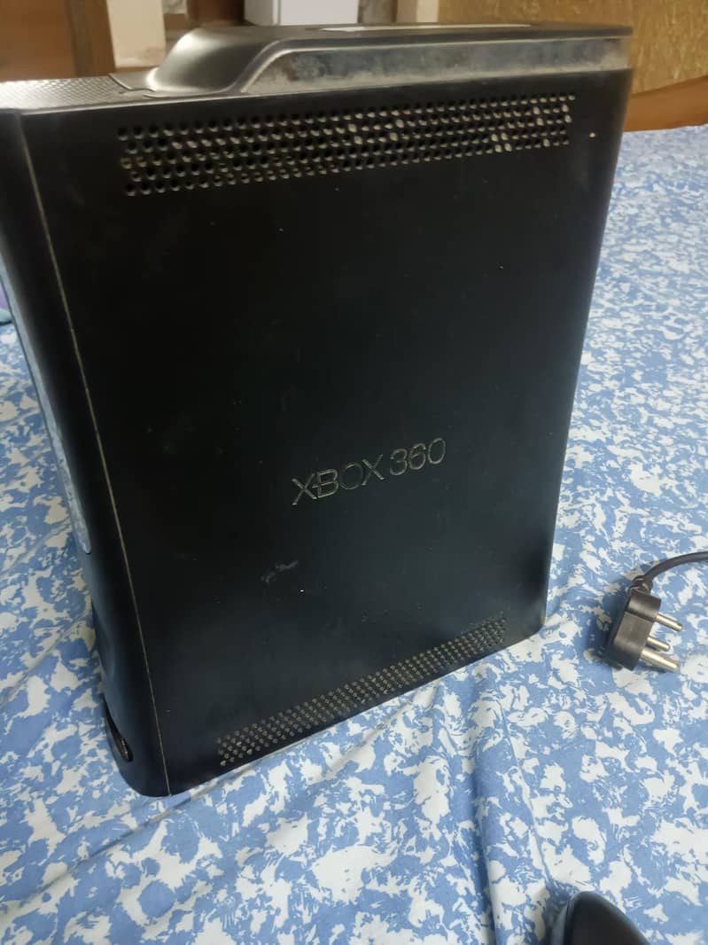 Xbox console with wir controller and wireless controller 2