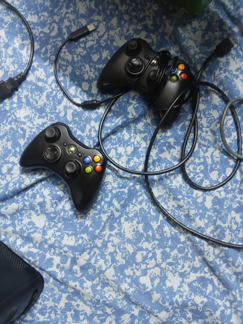 Xbox console with wir controller and wireless controller 3
