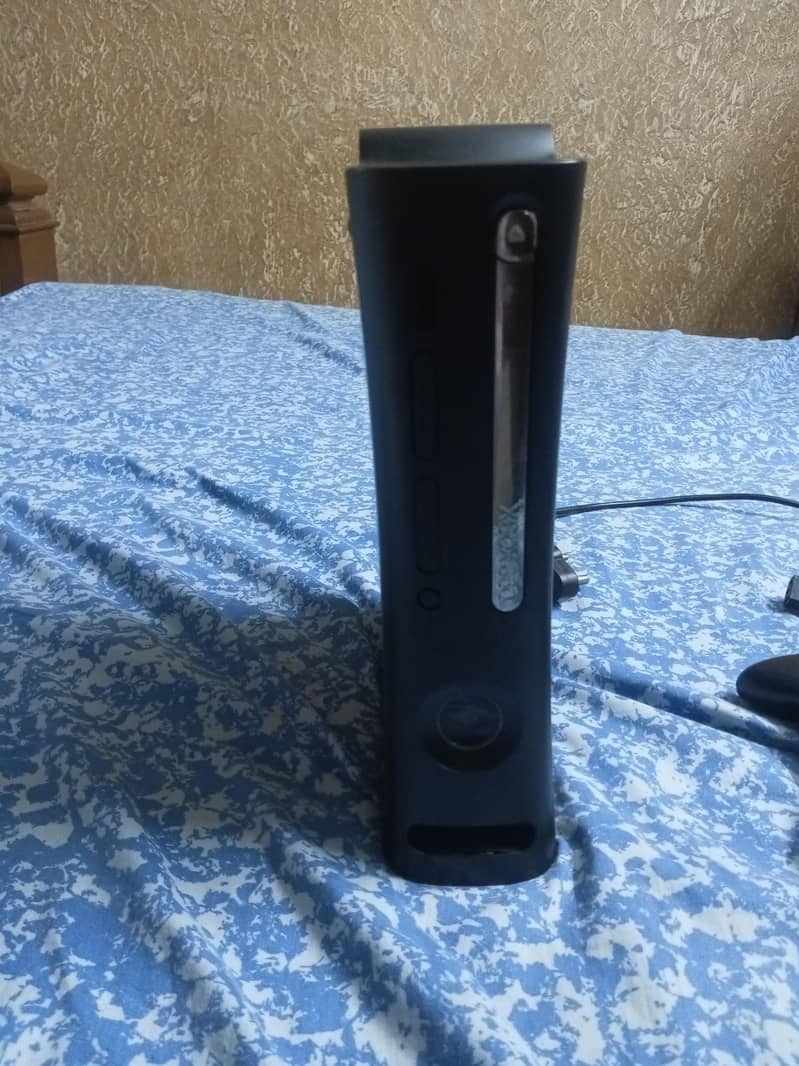 Xbox console with wir controller and wireless controller 5
