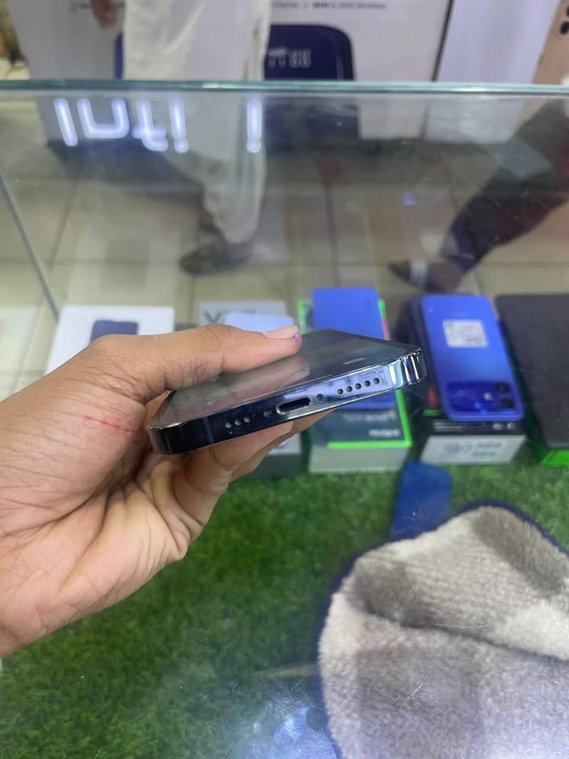 Apple iPhone 12 pro 4