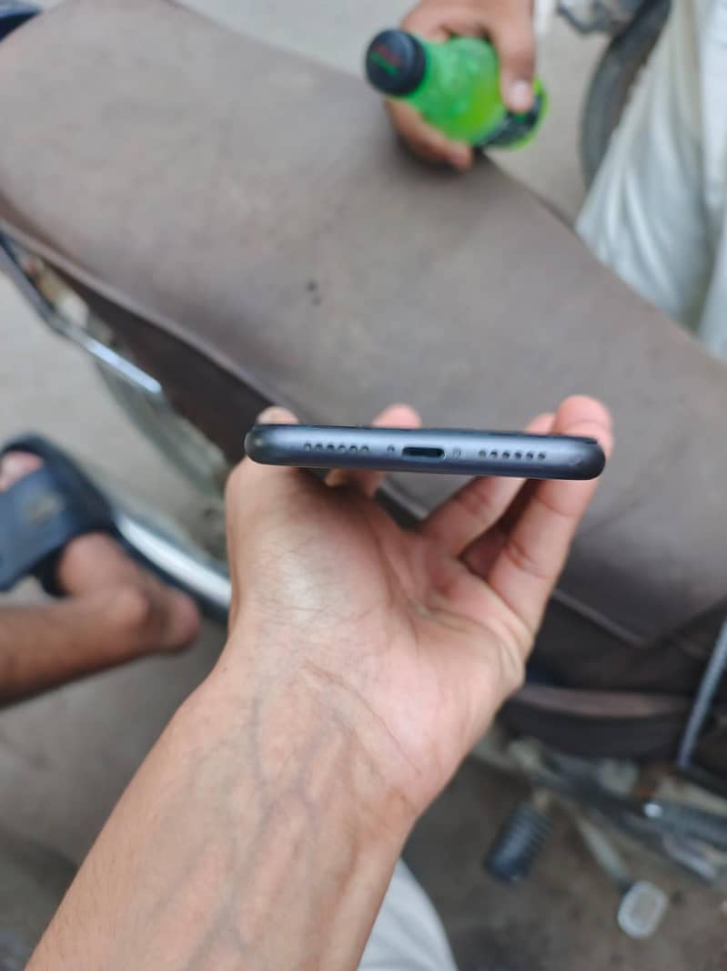 Apple iPhone 11 3