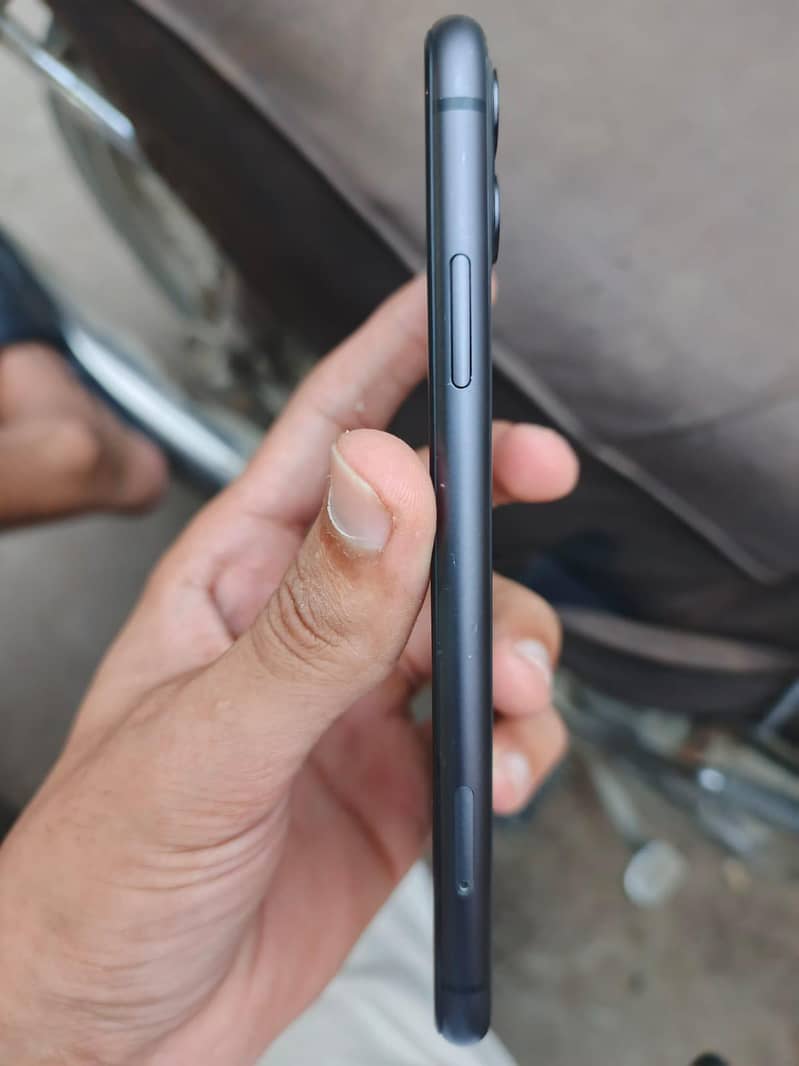 Apple iPhone 11 4