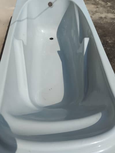 Used Acrylic Fiberglass Bath Tub – 5 Feet – Excellent Condition