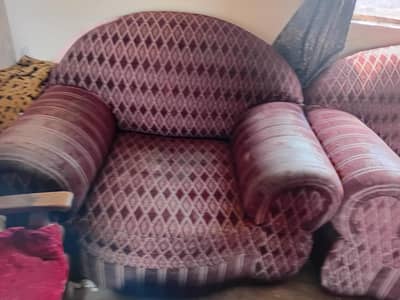 condition 80% ok koi hil jul nhi hai sofa mai posish purani hui