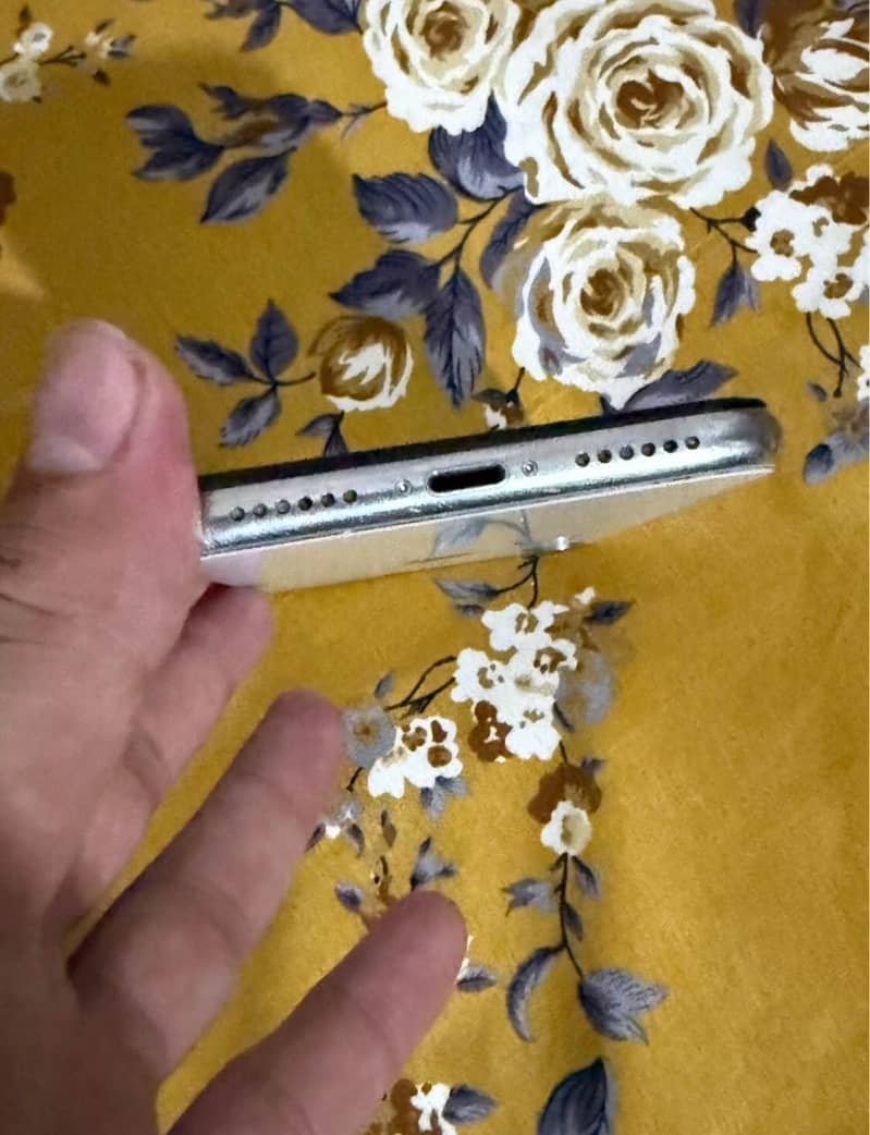 Apple iPhone X 4