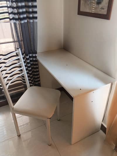 office and study table and chair in a good condition