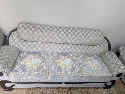 9/10 condition New poshished real wood molty foam 7 seater for sale