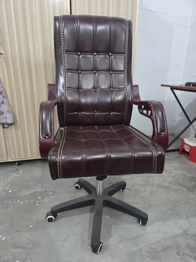 Executive High-Back Office Chair – Brown Leatherette