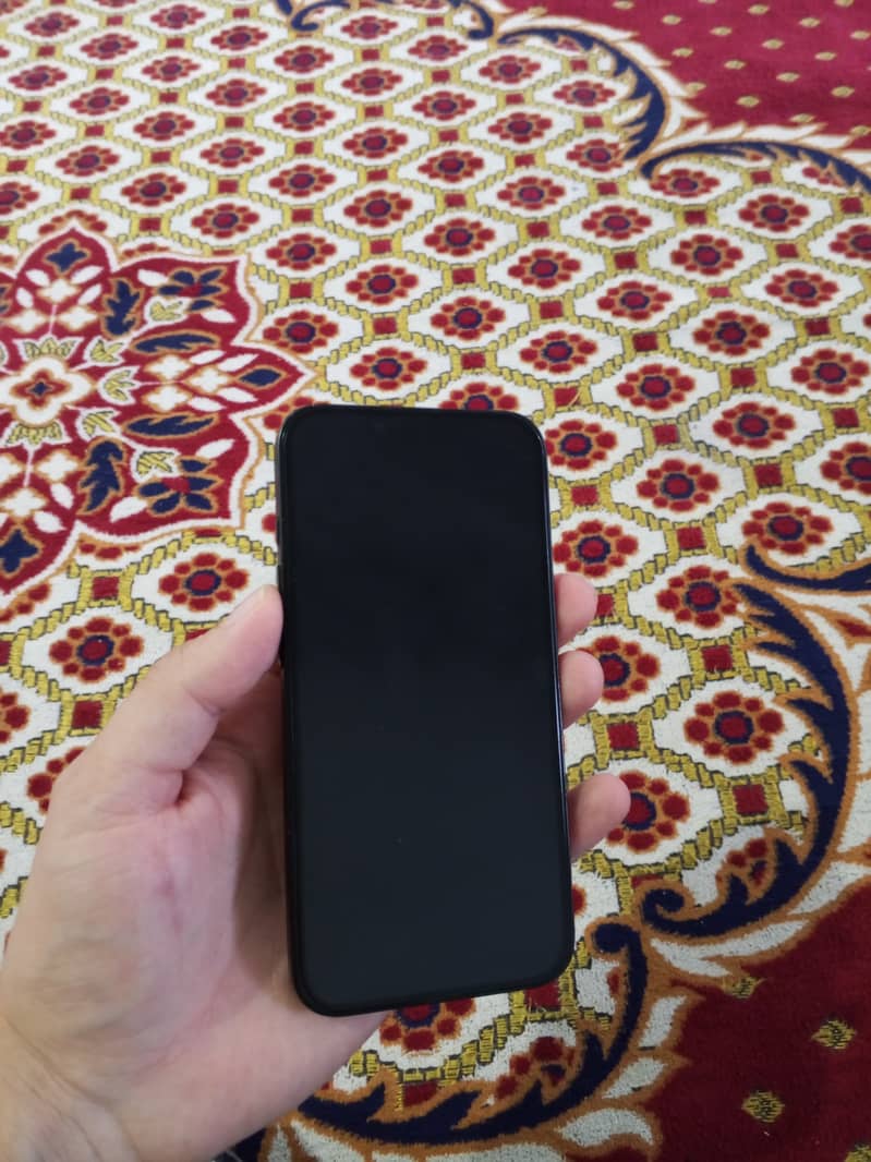 Apple iPhone 16e 1