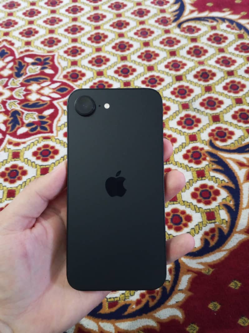 Apple iPhone 16e 2