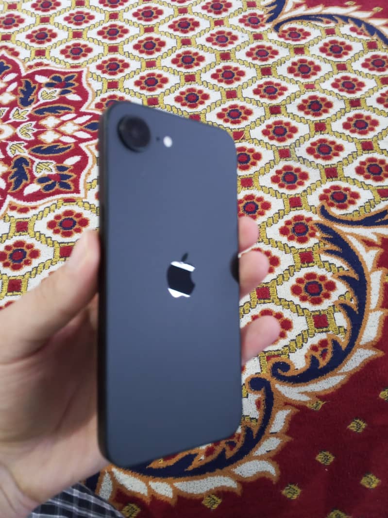Apple iPhone 16e 4