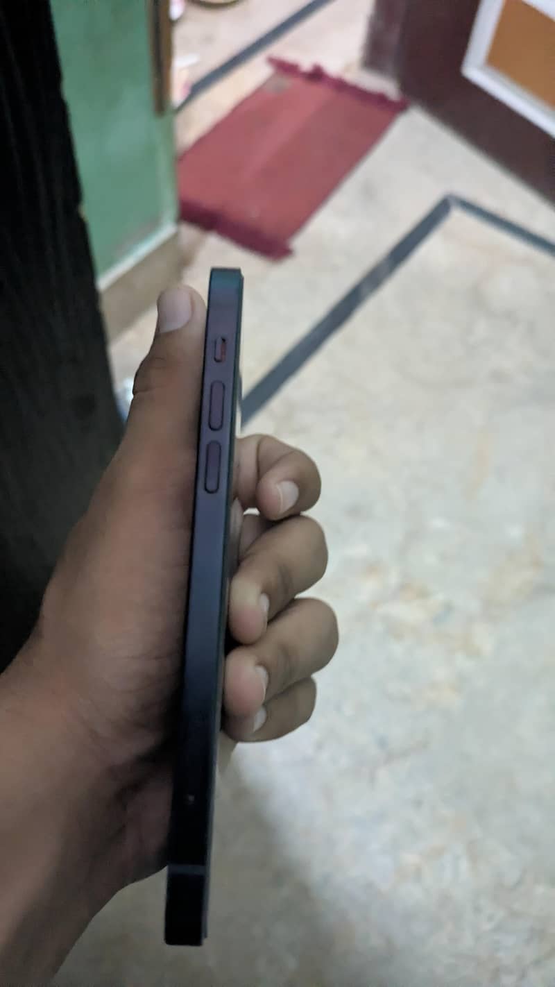 Apple iPhone 12 4
