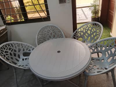 4-Person Outdoor Garden Table & Chairs Set